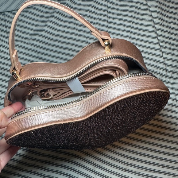 Heart shaped purse - Picture 3 of 3